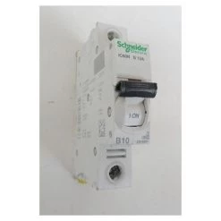 SCHNEIDER ELECTRIC Disjoncteur 10A 1P Courbe B 6kA 1M Bornes Vis SCHNEIDER A9F76110