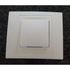 SCHNEIDER ELECTRIC Kit Poussoir à Fermeture 10A Blanc Design Connexion Rapide Avec Support 2M Et Plaque UNICA