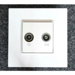 SCHNEIDER ELECTRIC Prise TV-FM 1 Entrée - 2 Sorties IEC Mâle + IEC Femelle Blanc Complet Avec Support Et Plaque ALTIRA SCHNEIDER ALB45327