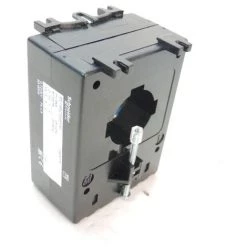 SCHNEIDER ELECTRIC Transformateur Intensité Mixte DIN 300A/5A Câble 35mm Max Et Barre 10X40mm Type F CT PowerLogic SCHNEIDER METSECT5MF030